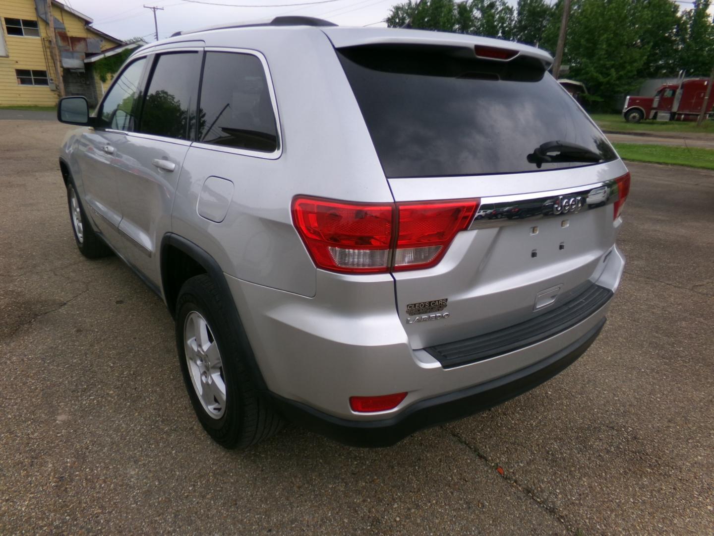 2011 Gray /Gray Jeep Grand Cherokee Laredo 2WD (1J4RS4GG4BC) with an 3.6L V6 DOHC 24V engine, 5-Speed Automatic transmission, located at 401 First NE, Bearden, AR, 71720, (870) 687-3414, 33.726528, -92.611519 - Photo#2